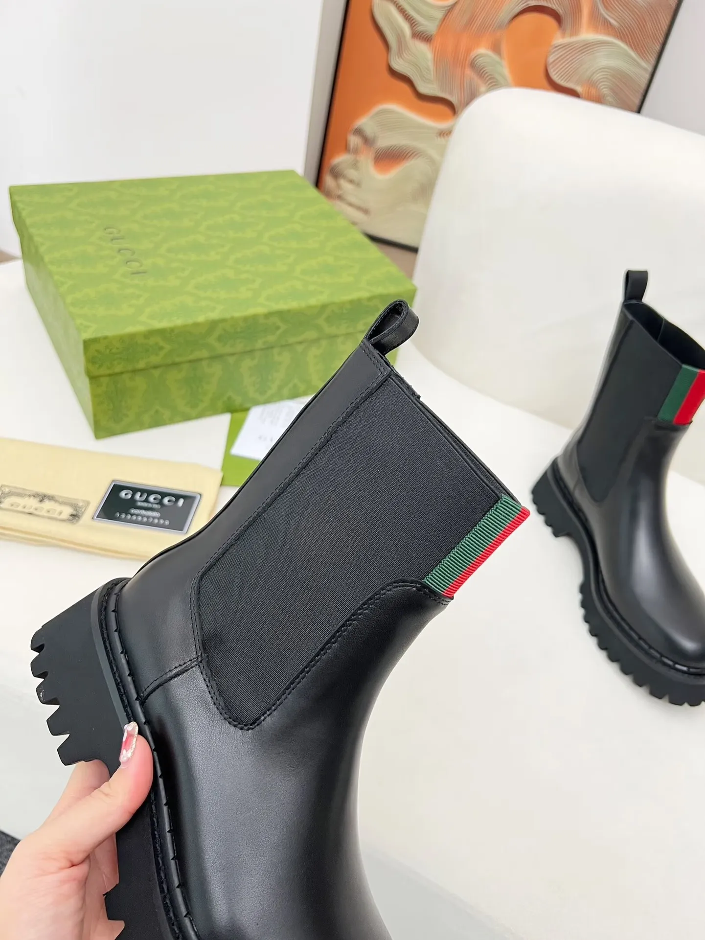 👟👟Ex-factory price 600👟👟 2025 latest version of Gucci GUCCI versatile Martin boots, easy to put on and take off, brand webbing color matching Heel height: 5cm Fabric: cowhide/open edge beads Inner/foot pads: black cowhide 🐂 Outsole is made of foam outsole Color: black Code number: 34-40. 34 and 41 42 Need to be customized Packaging: Comes with card and cloth bag.